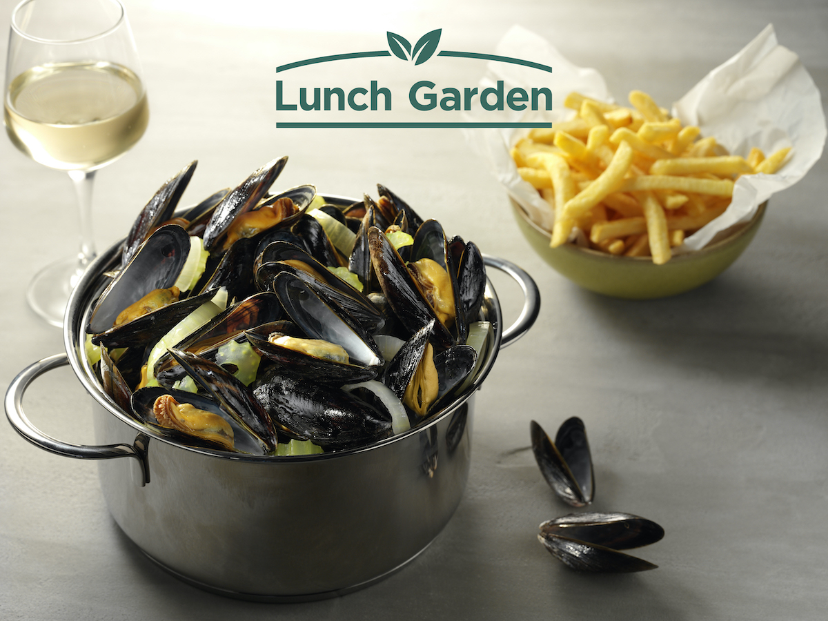 Moules-frites et un verre de vin blanc